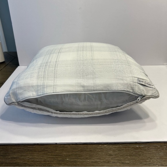 Secret Celebrity Embroidered Glitter Throw Pillow 18x18” Christmas Snow ThemeEUC - Picture 8 of 10